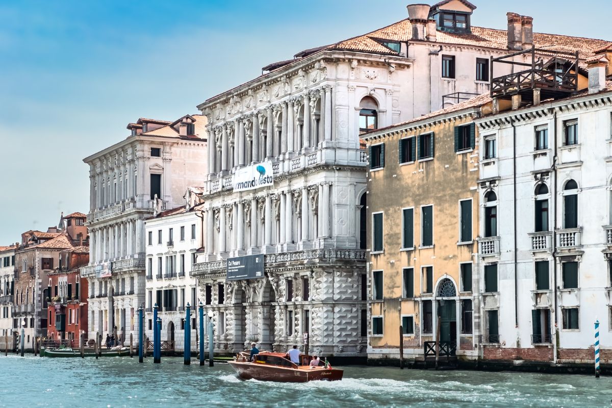 Fachada do Palazzo Ca’ Pesaro vista do Canal Grande, em Veneza