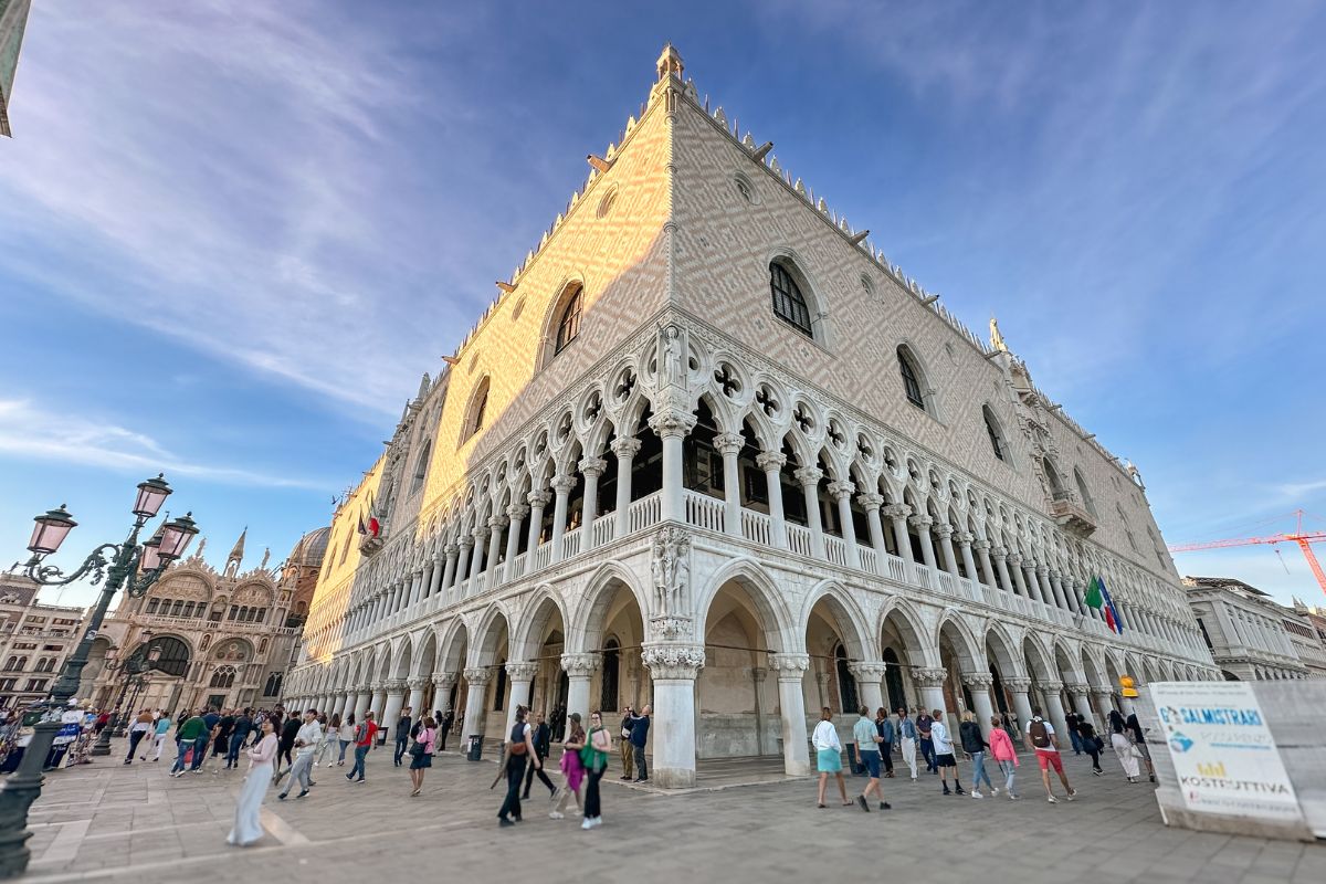 Turistas no entorno do Palazzo Ducale em um roteiro em Veneza