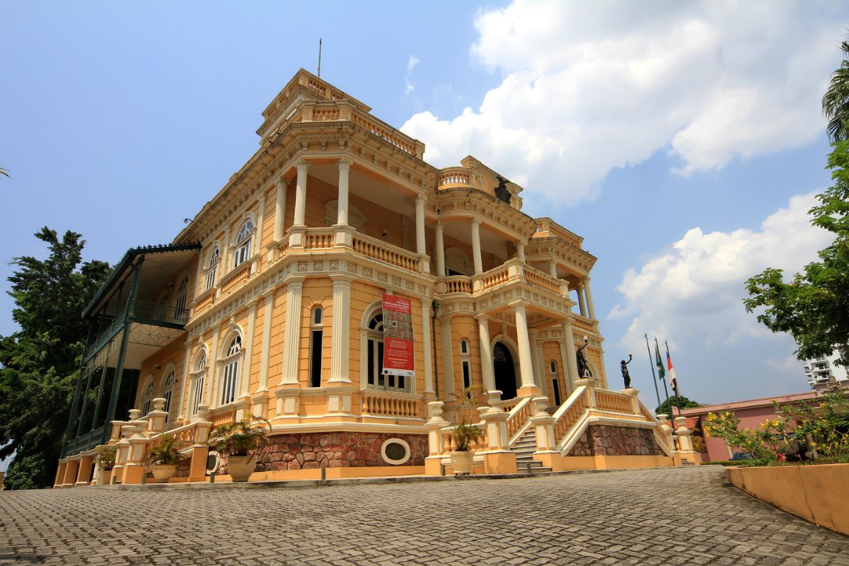 Edifício histórico do Palácio Rio Negro, em Manaus