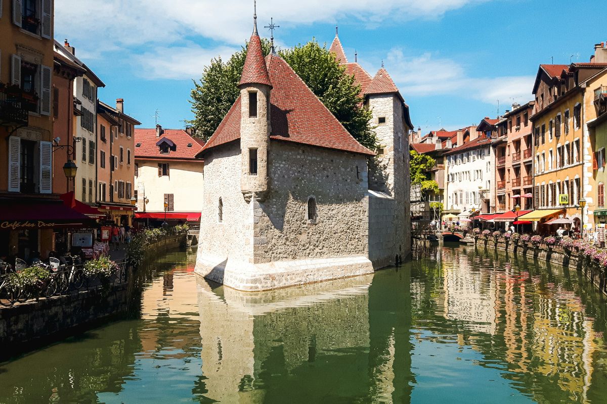 Prédio histórico em formato triangular no canal de Annecy