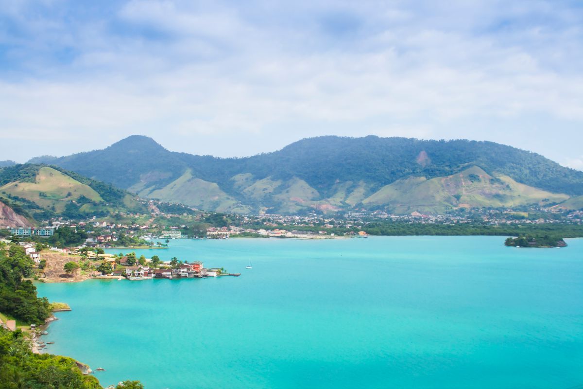 Imagem panorâmica da costa de Angra dos Reis