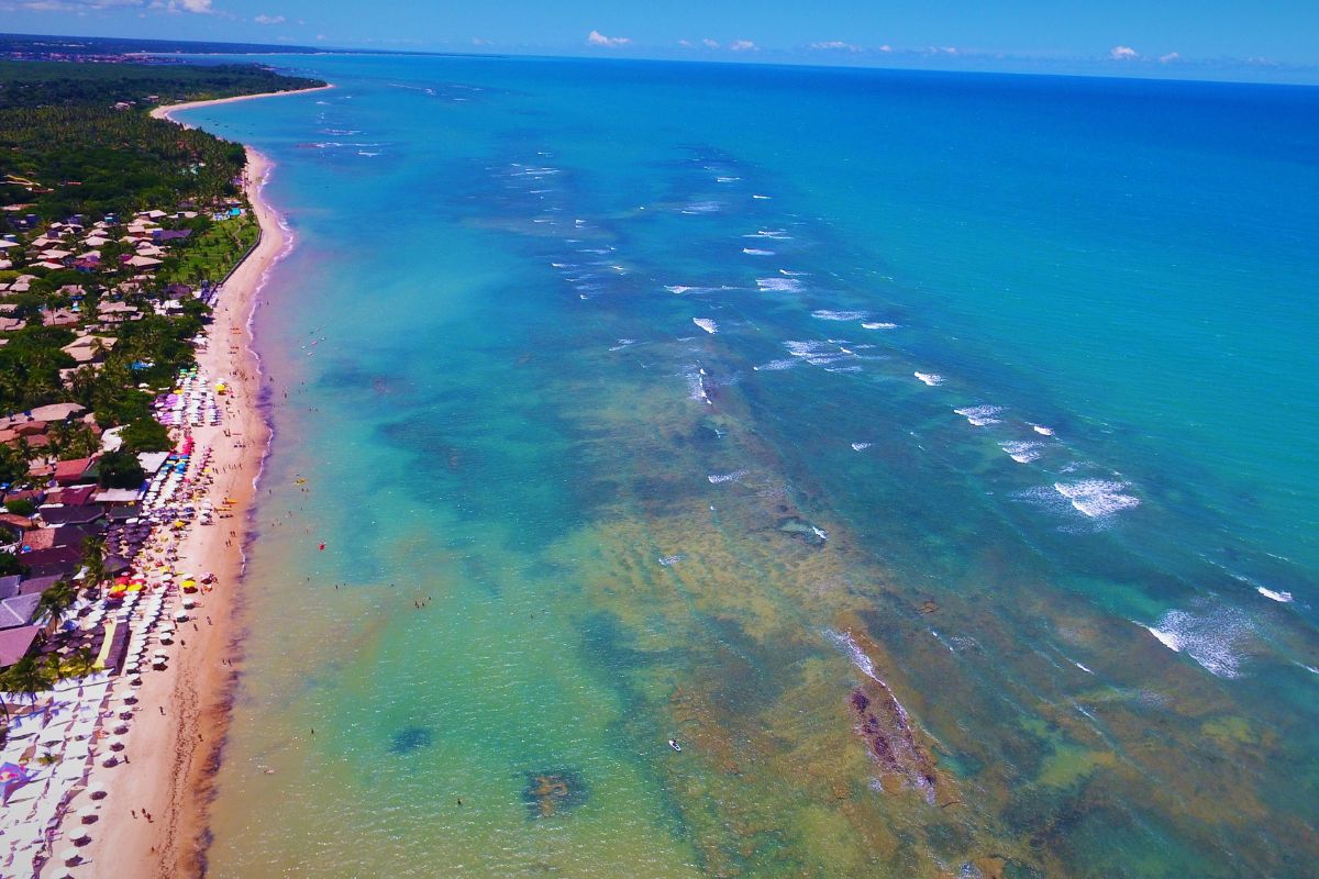 Imagem panorâmica de praia de Arraial d'Ajuda