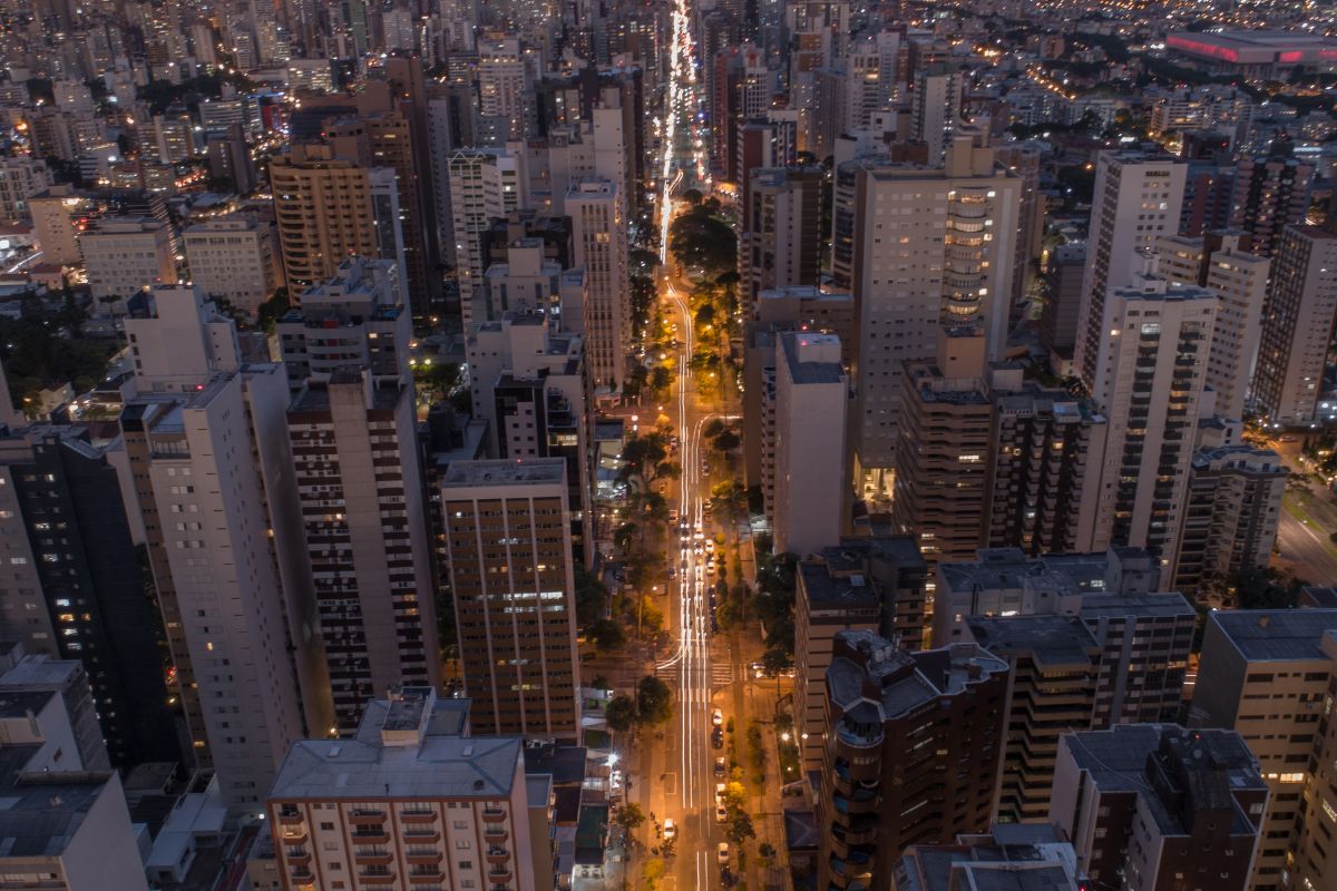 Panorama de avenida de Curitiba