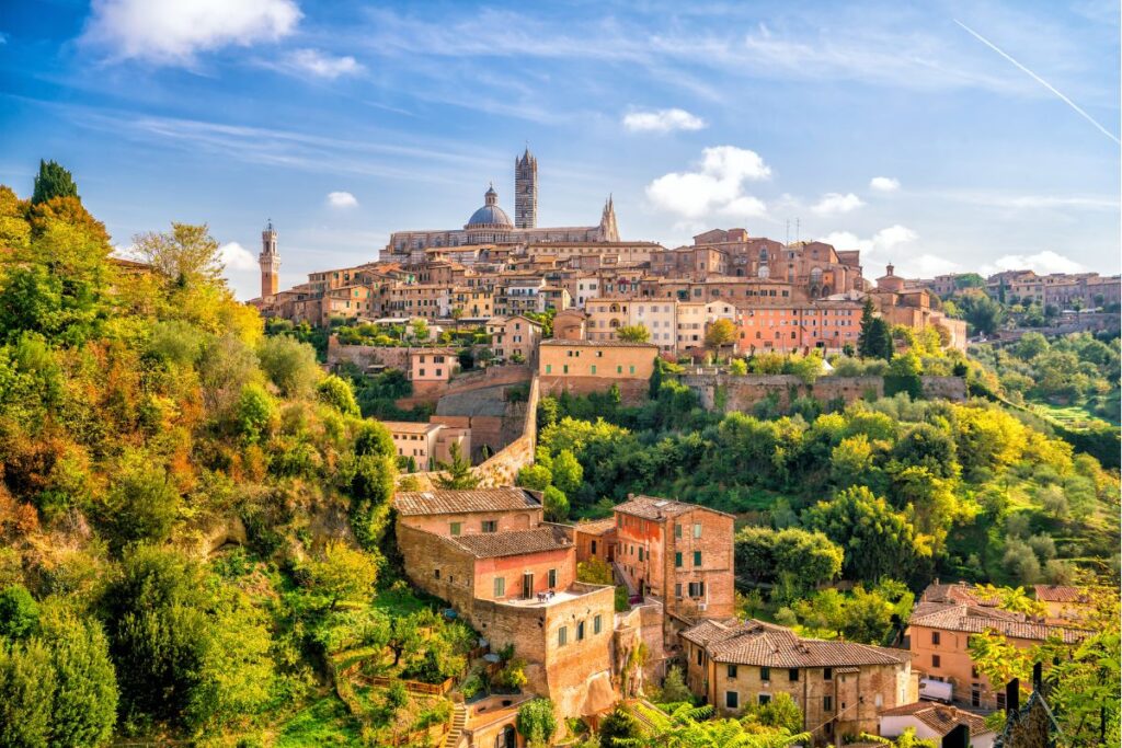 Panorama de Siena com o centro histórico ao fundo