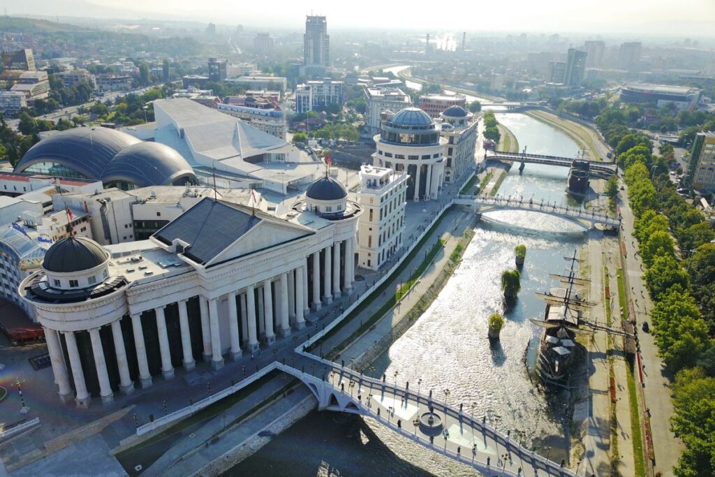 Panorama do rio Vardar, em Skopje