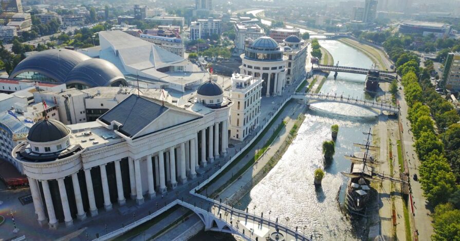 Panorama do rio Vardar, em Skopje