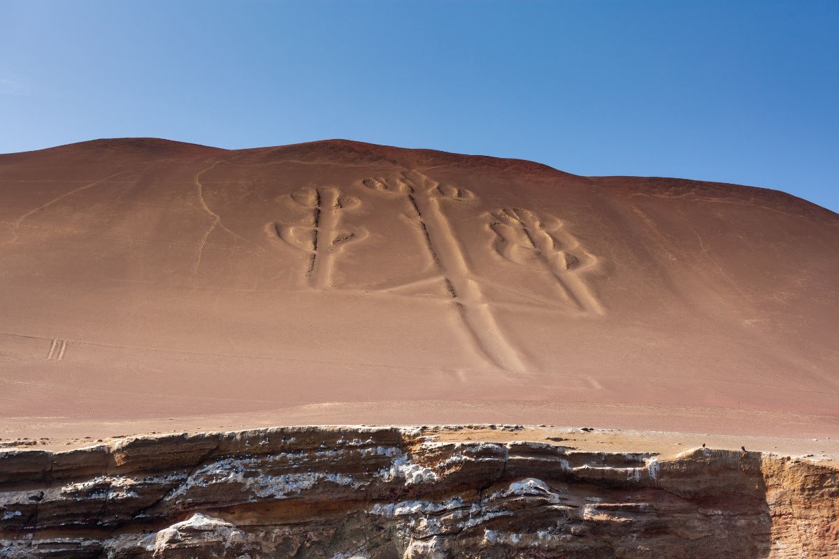 Desenho do Candelabro de Paracas em duna