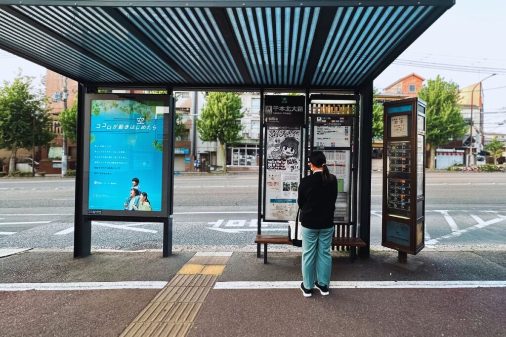 Ponto de ônibus em Kyoto, no Japão