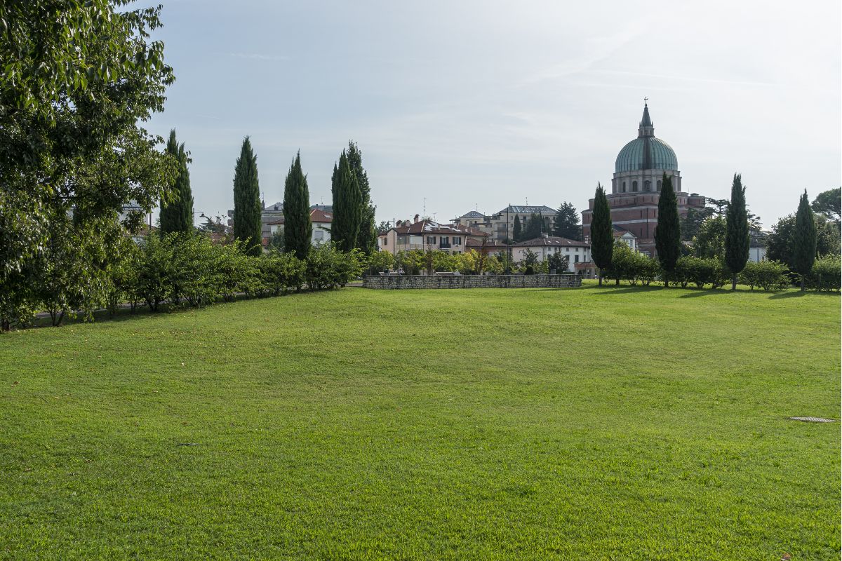 Ampla área verde no Parque Moretti, em Udine