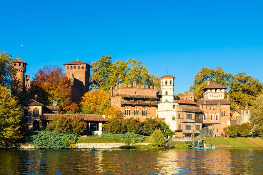 Borgo Medievale no Parque Valentino visto das margens do Rio Pò, em Turim