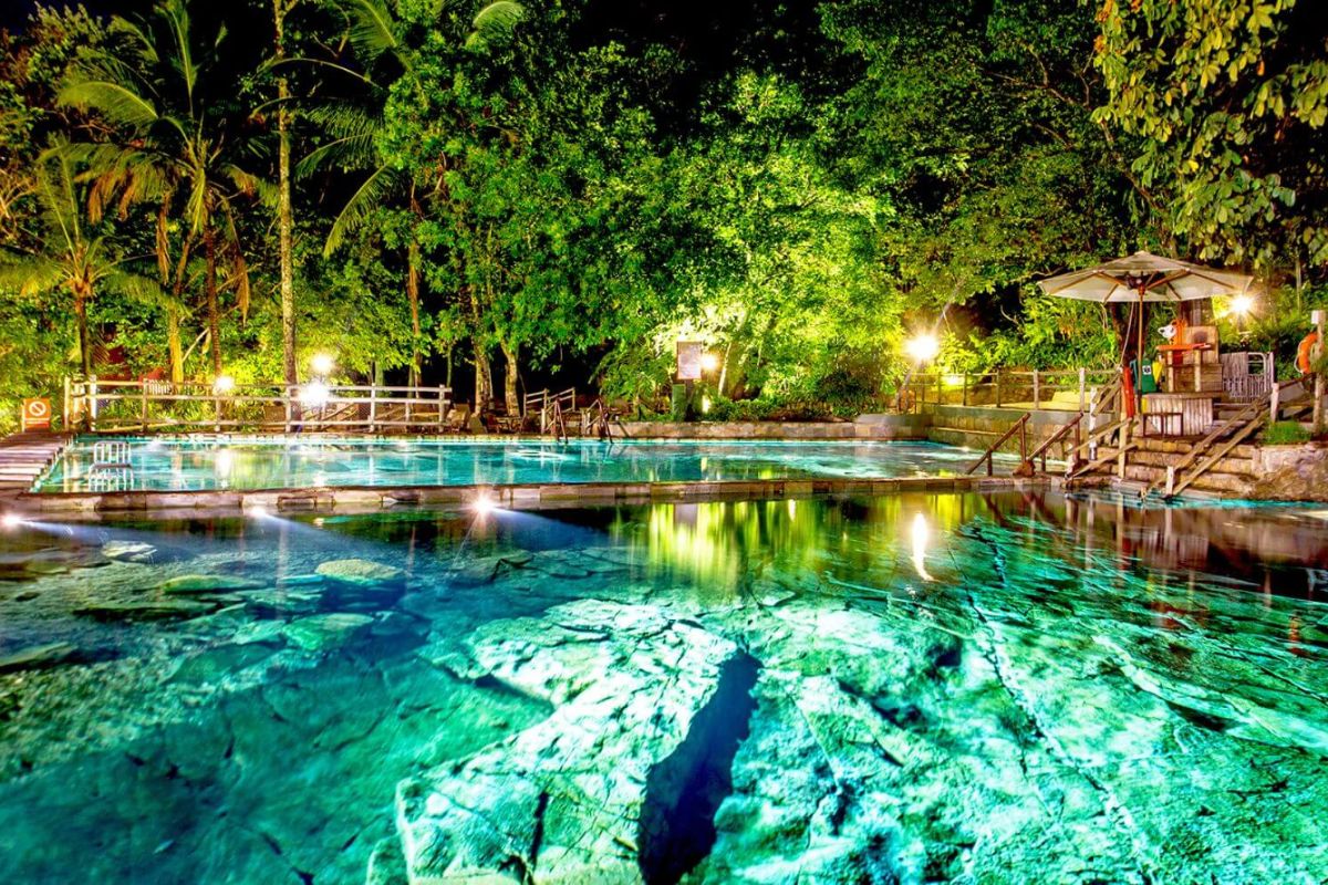 Piscina do Parque das Fontes, em Rio Quente, à noite