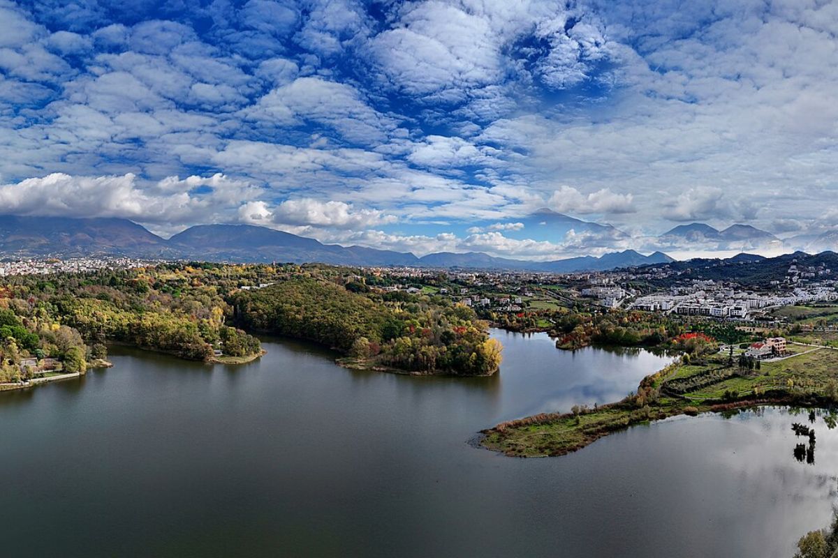 Imagem panorâmica do Parque do Grande Lago, Tirana