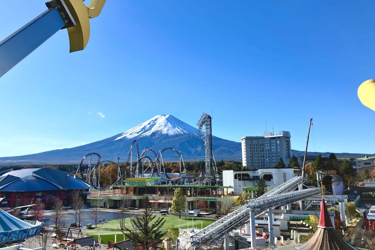 Parque de diversão Fuji-Q Highland com Monte Fuji ao fundo