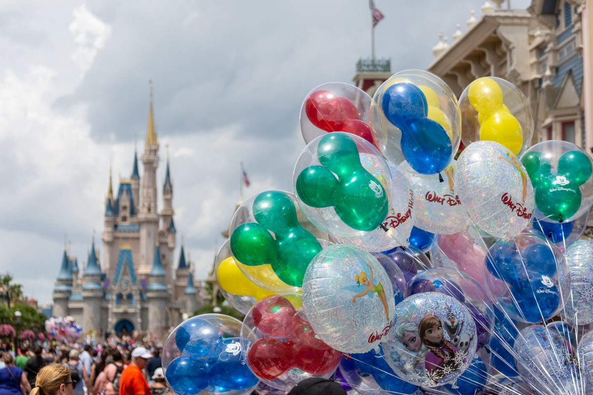 Turistas no parque da Disney Magic Kingdom