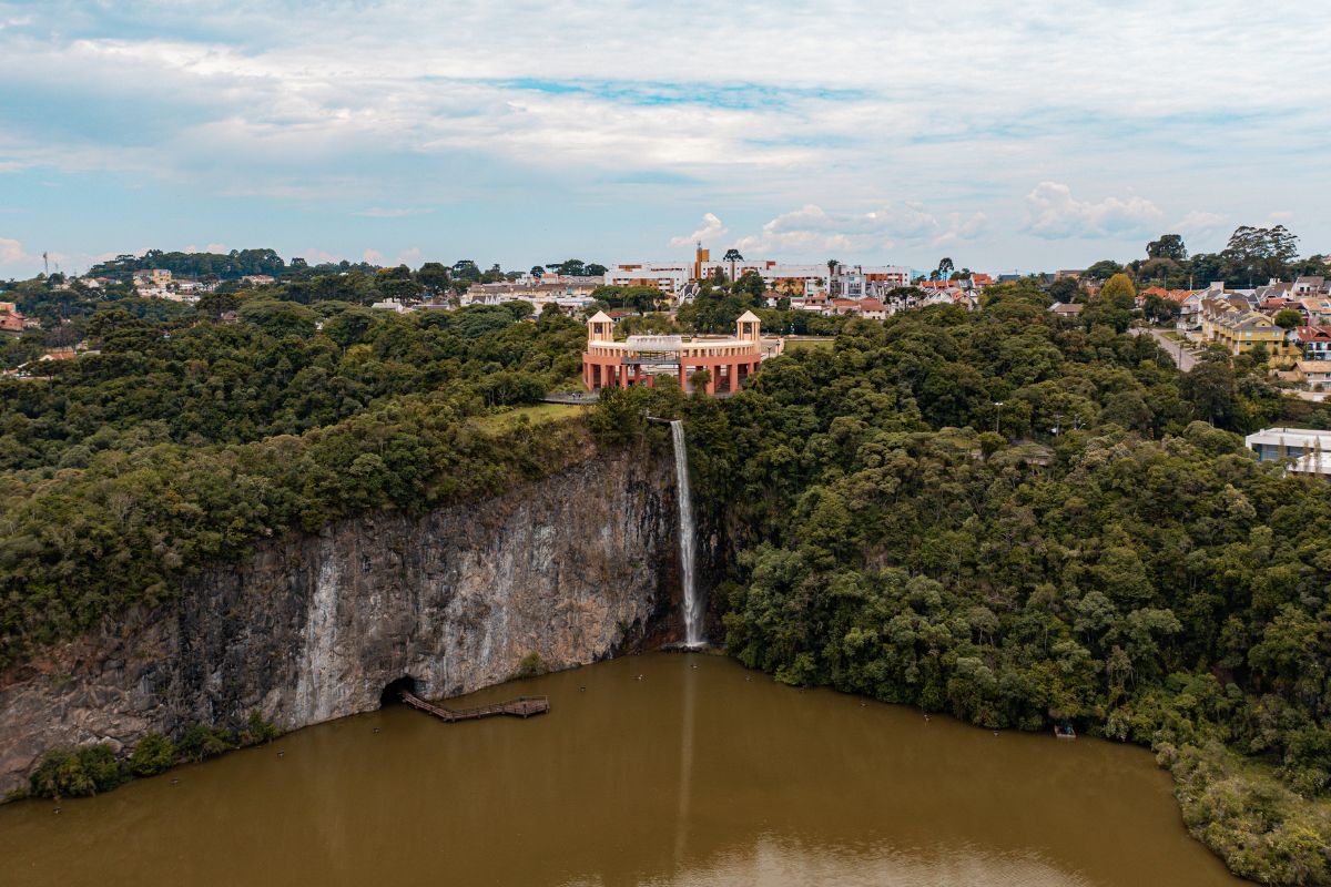 Panorama da cachoeira artificial do Parque Tanguá