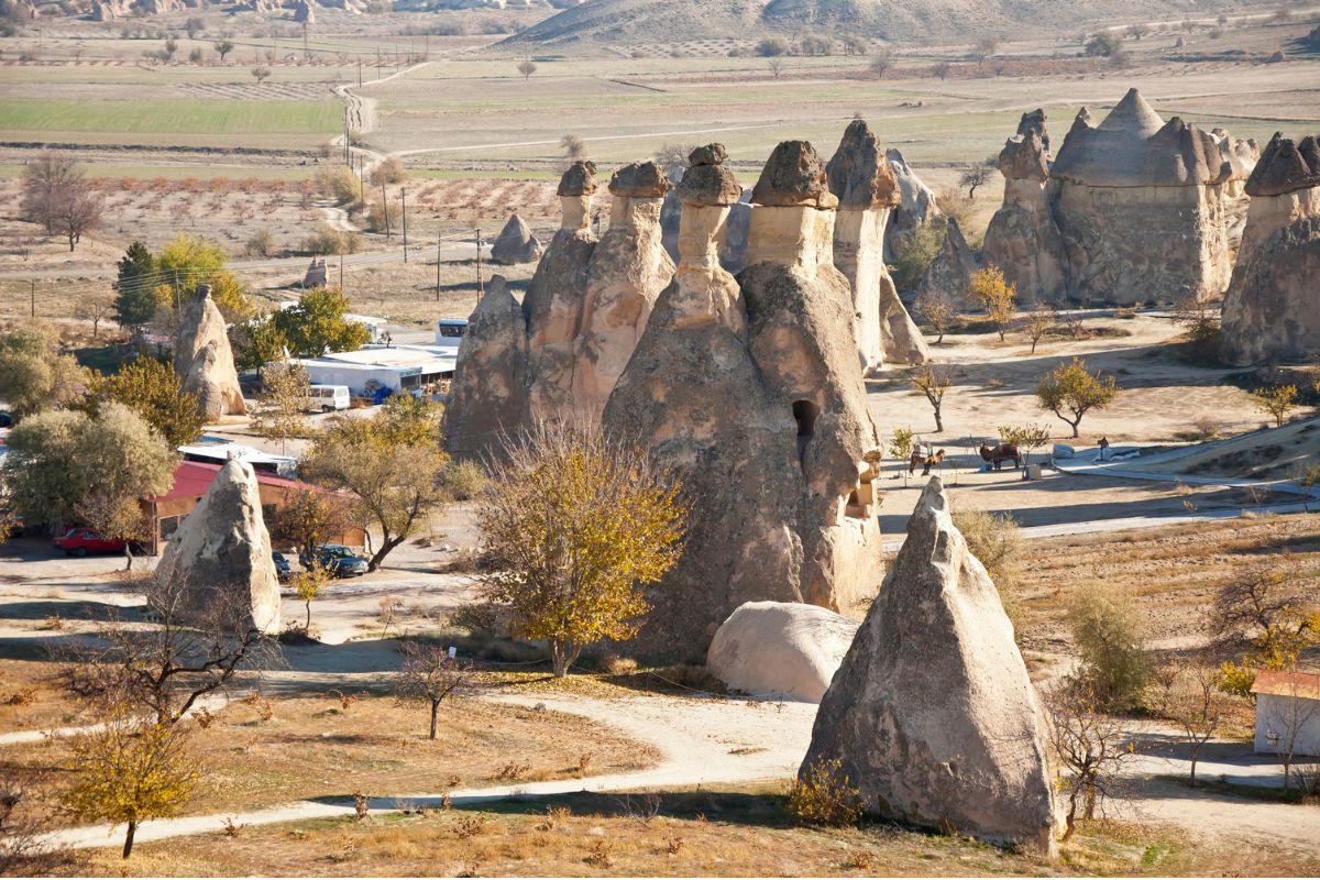 Formações conhecidas como chaminés de fadas, na Capadócia, que são grandes pedras que se assemelham a pequenas casas com telhados e chaminés
