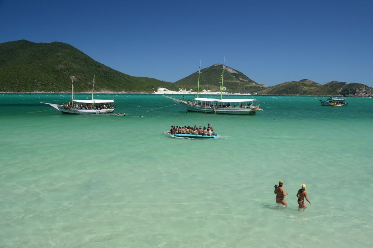 Barcos parados em praia de Cabo Frio