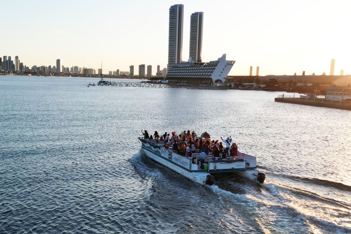 Passeio de barco nas pontes de Recife