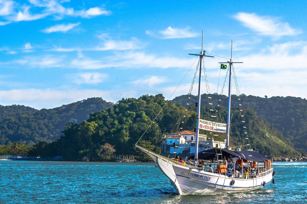 Balsa em passeio pela baía de Santos