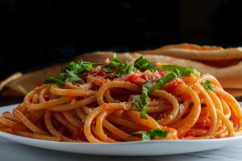 Pasta all’Amatriciana, um dos pratos típicos de Roma