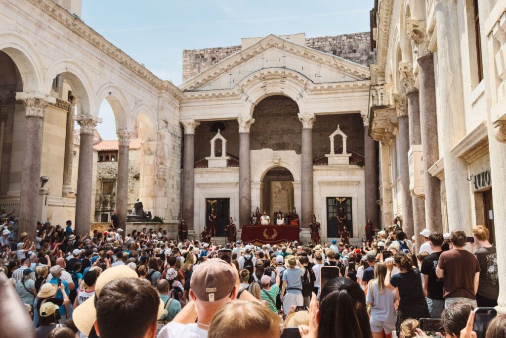Peristilo, no Palácio de Diocleciano, em Split