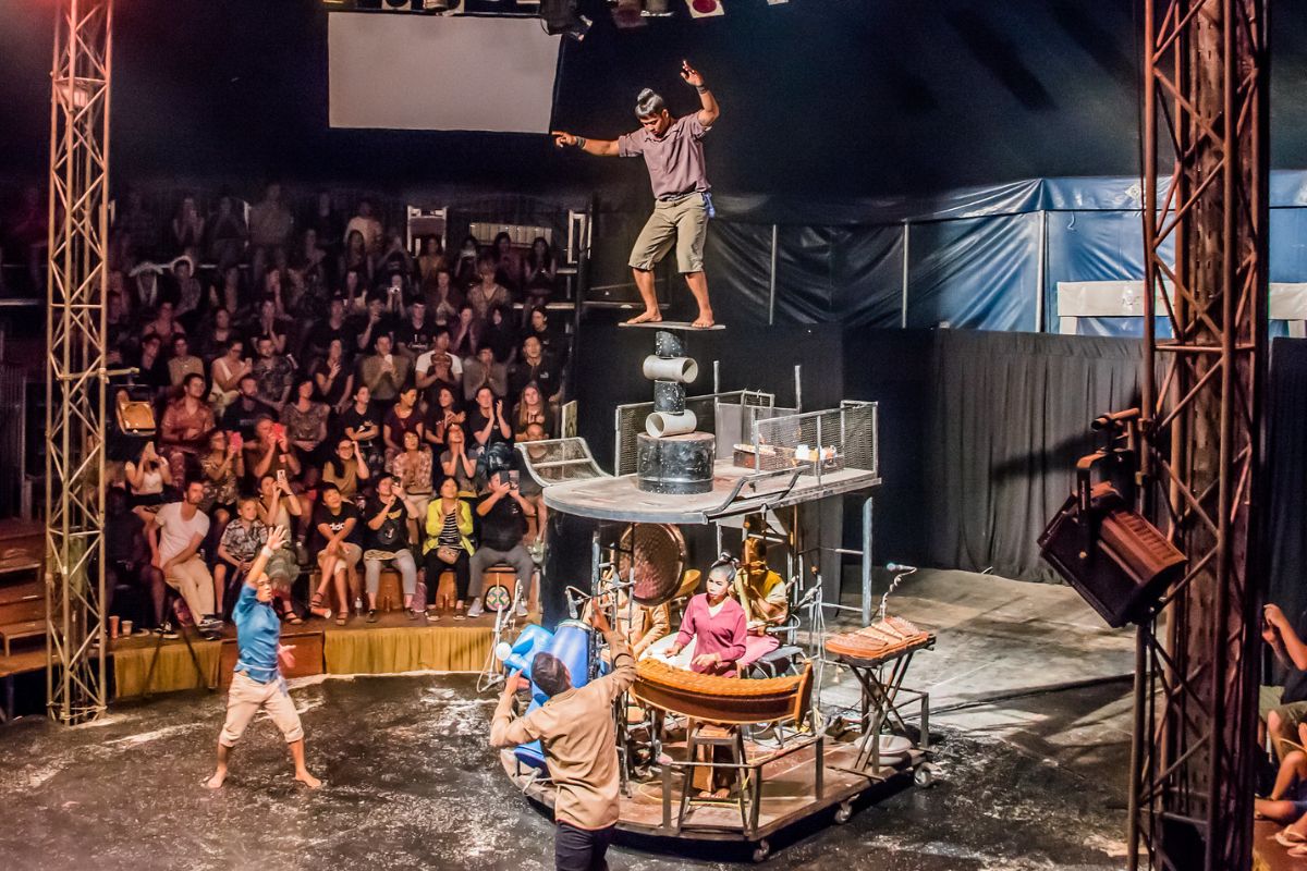 Apresentação do Phare, The Cambodian Circus