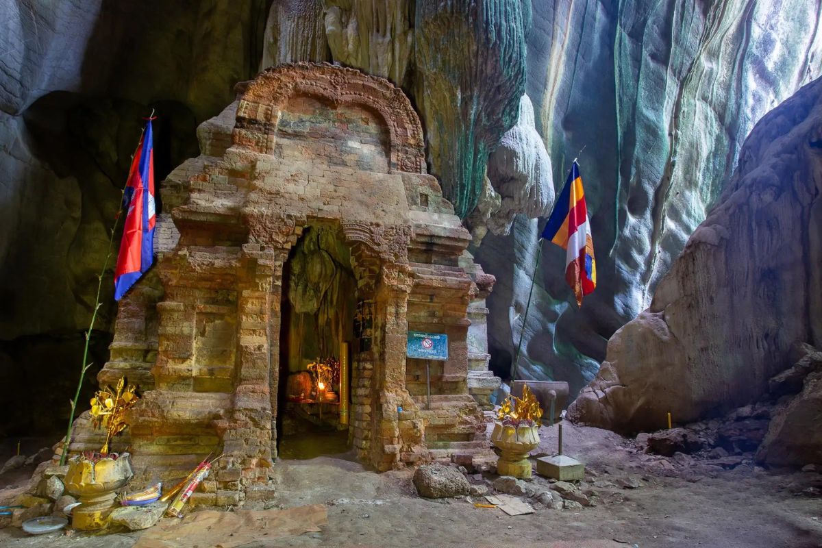 Templo na caverna Phnom Chhngok Cave, em Kampot