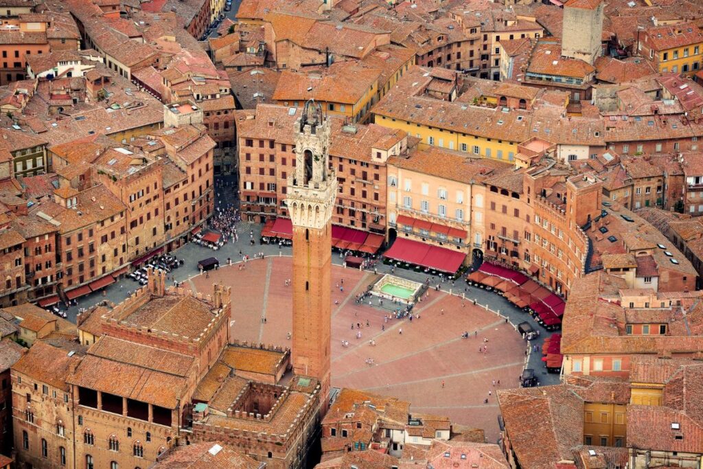 Imagem panorâmica da Piazza del Campo, em Siena