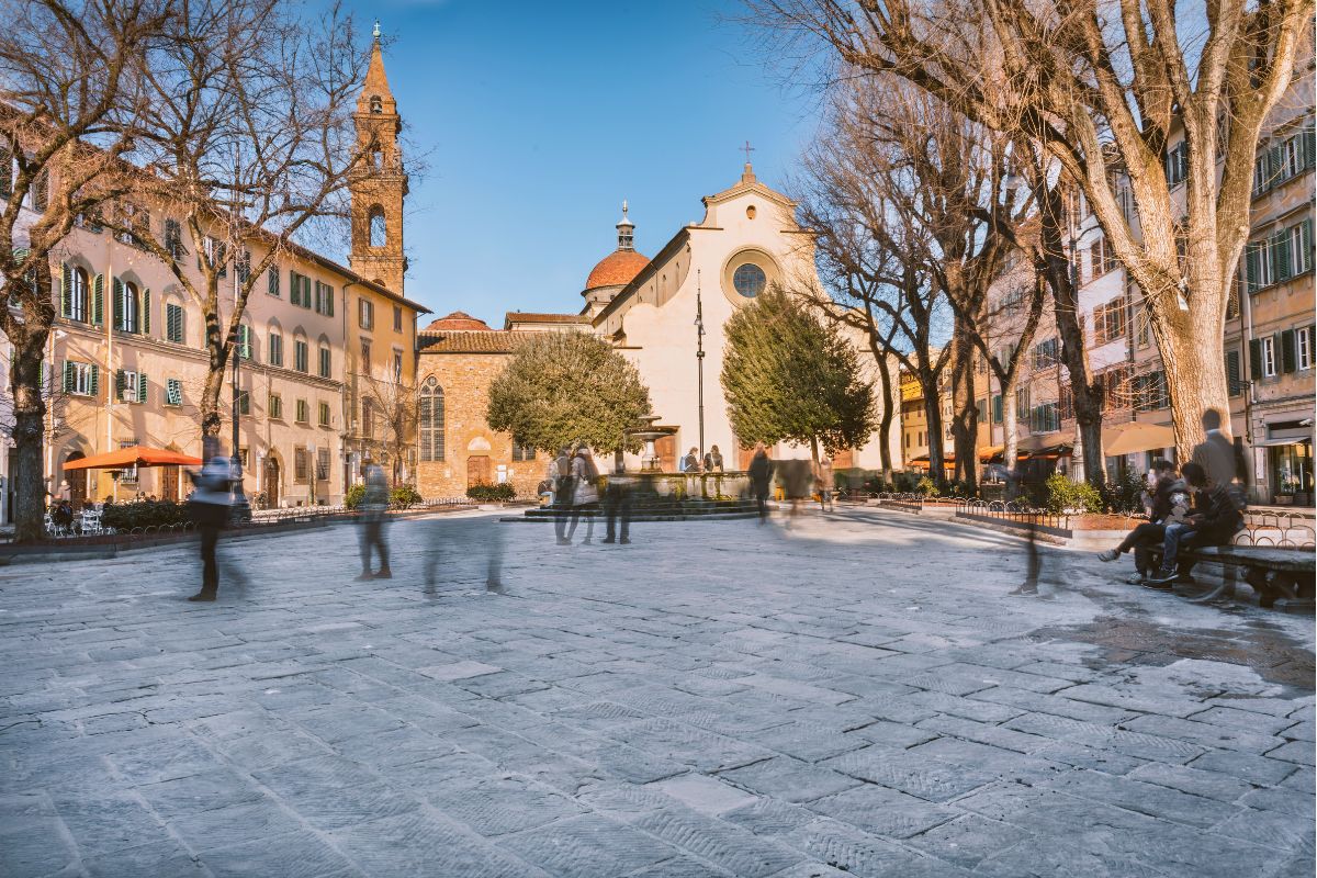 Piazza Santo Spirito com igreja ao fundo