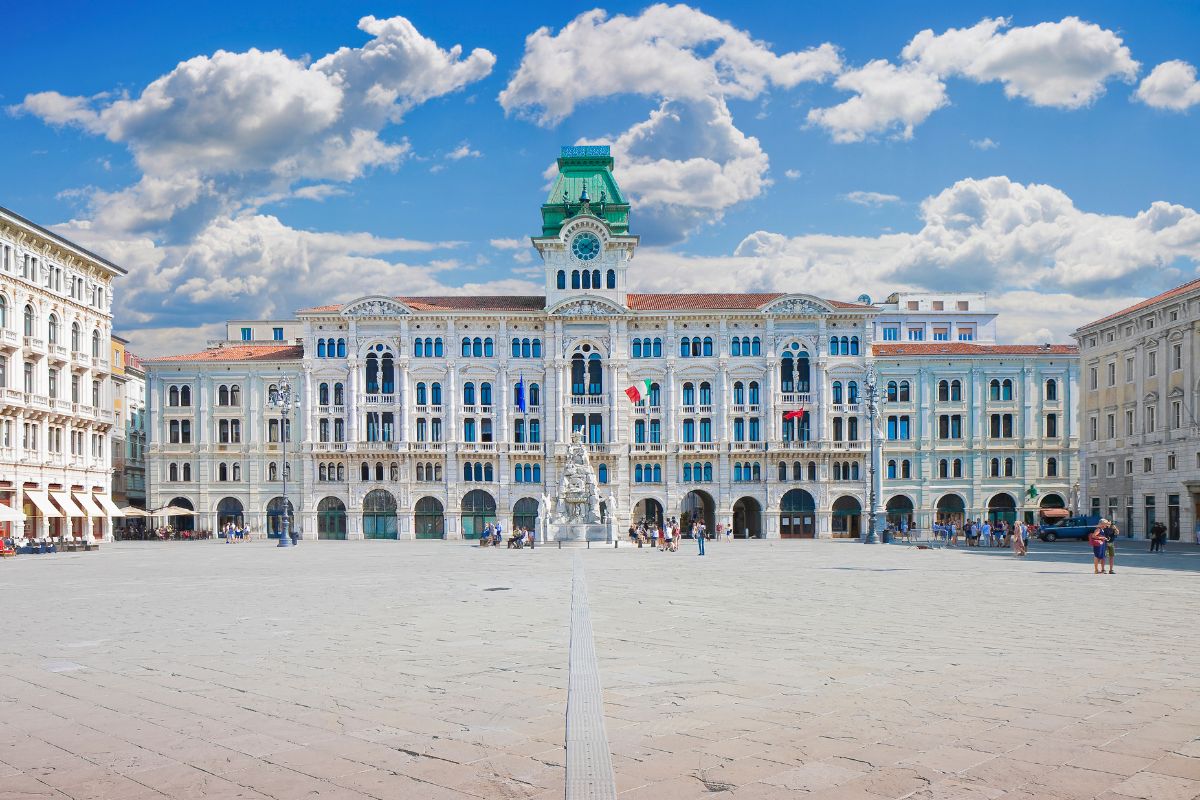 Praça Unità d'Italia em Trieste com Palácio do Município e fonte