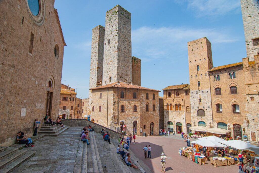 Piazza della Cattedrale, em San Gimignano na Itália