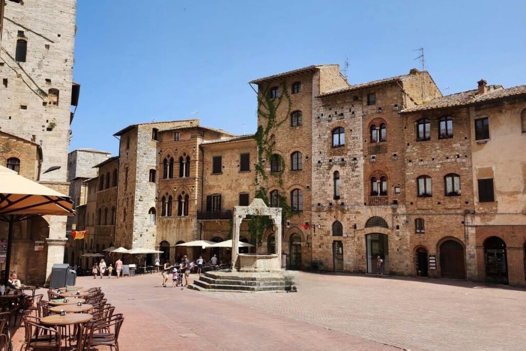 Piazza della Cisterna, em San Gimignano na Itália