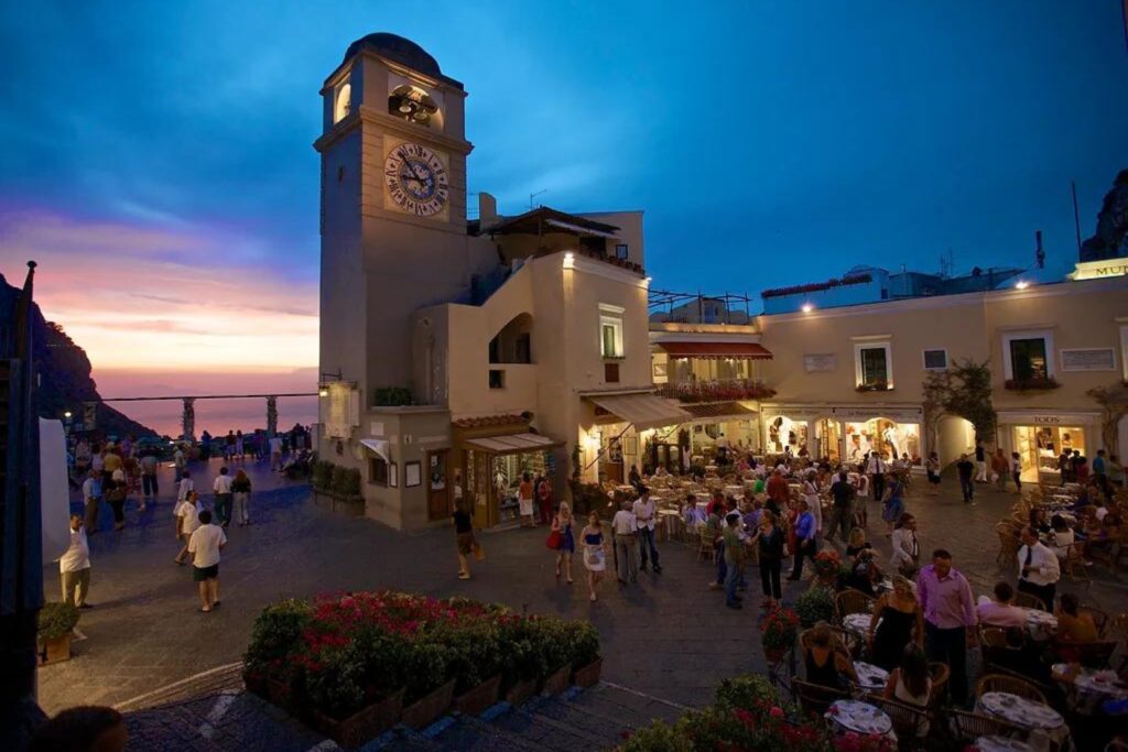 Noite movimentada na Piazzetta di Capri