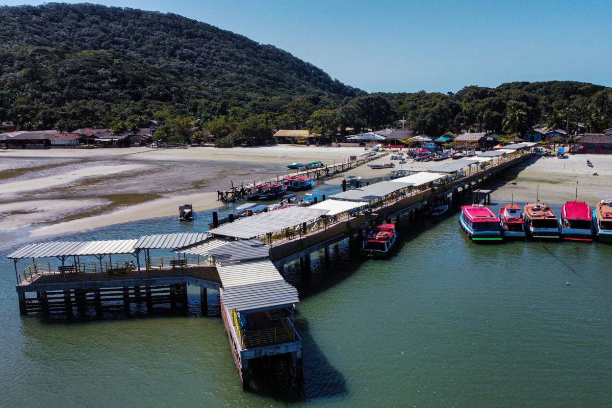 Píer de embarque e desembarque da Ilha do Mel