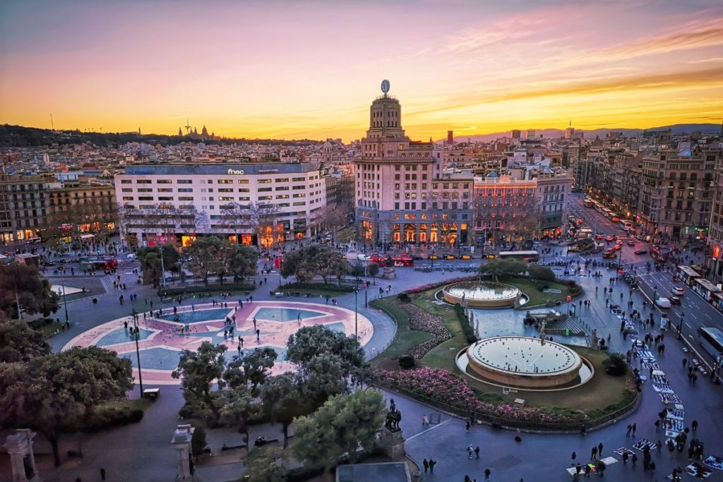 Plaça de Catalunya no bairro Eixample, em Barcelona