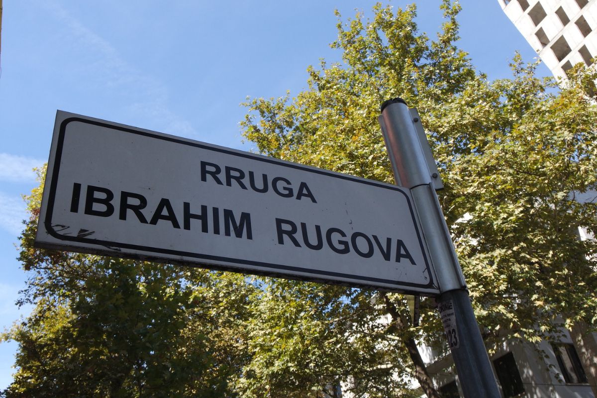 Sinalização de rua na Albânia