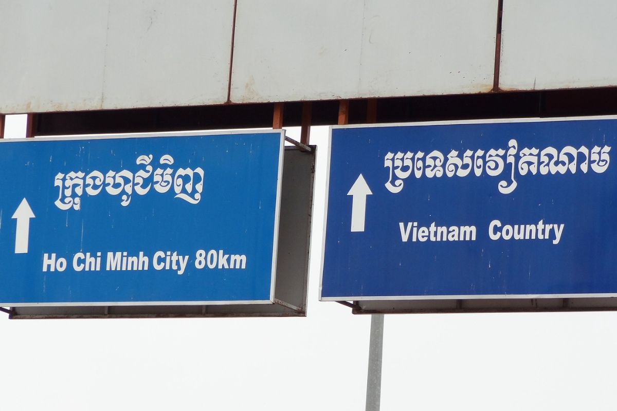 Placas de trânsito escritas na língua do Camboja, o Khemer