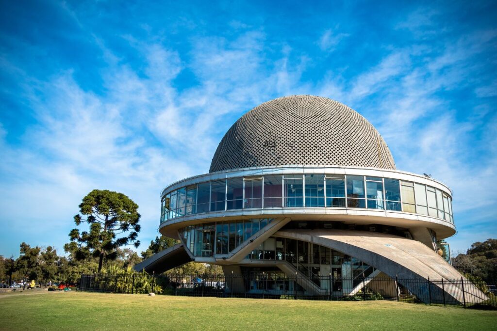 Prédio do planetário de Buenos Aires com cúpula redonda e fachada de vidro