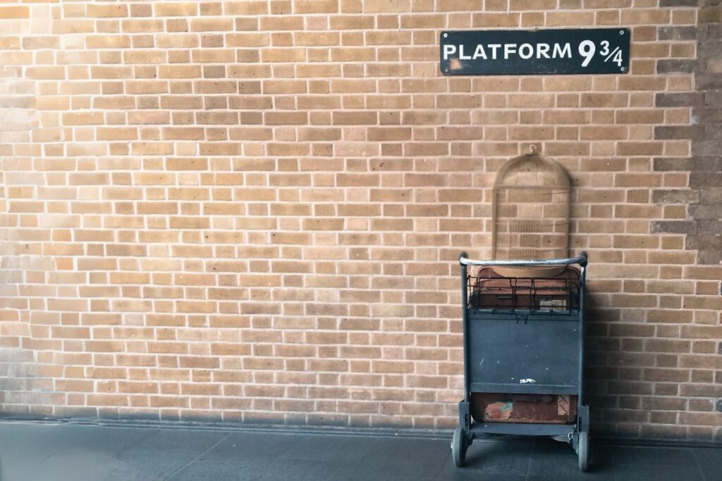 Símbolo da Plataforma 9 ¾ na estação londrina de King's Cross