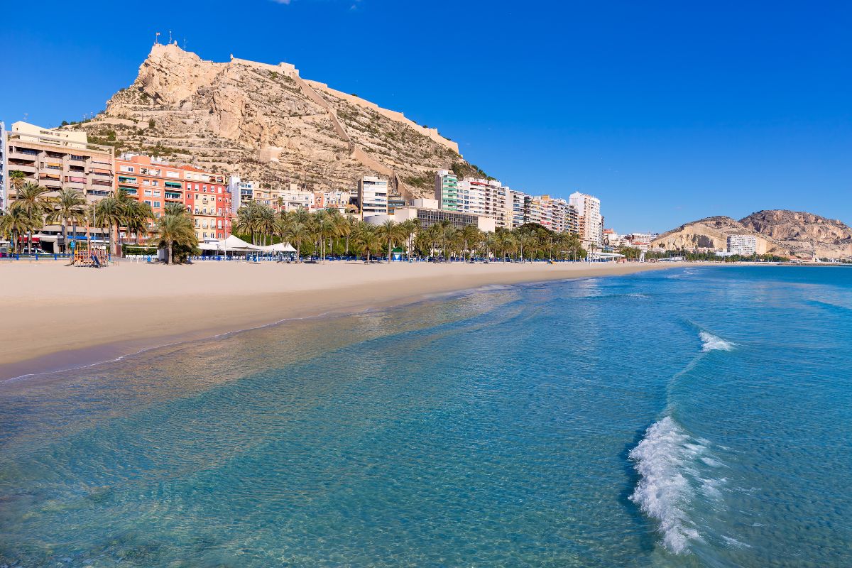 Praia de Postiguet com Castelo de Santa Bárbara ao fundo