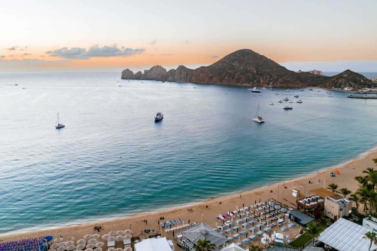 Imagem panorâmica da praia El Médano, em Los Cabos, México