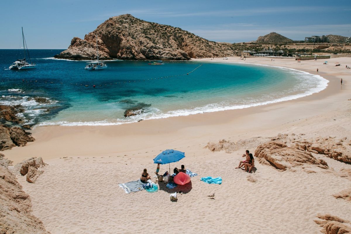 Banhistas na Playa Santa María, em Los Cabos, México