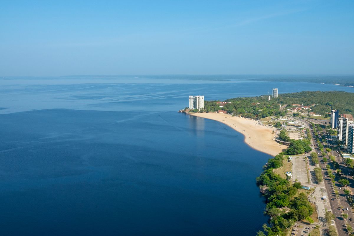 Imagem panorâmica da Praia de Ponta Negra, em Manaus