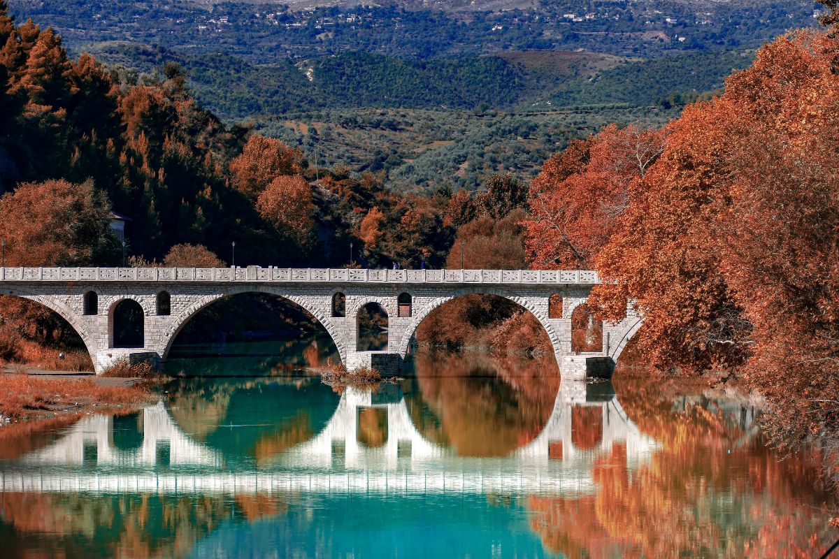 Panorama da Ponte de Gorica, em Berat