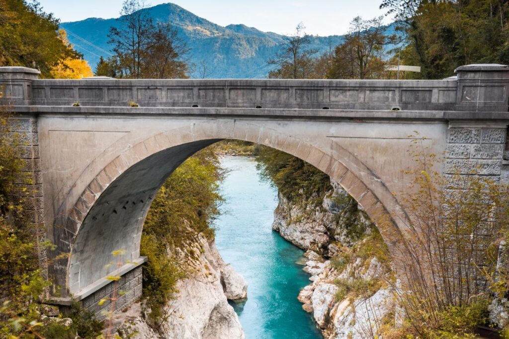 Ponte de Napoleão na cidade de Kobarid, na Eslovênia