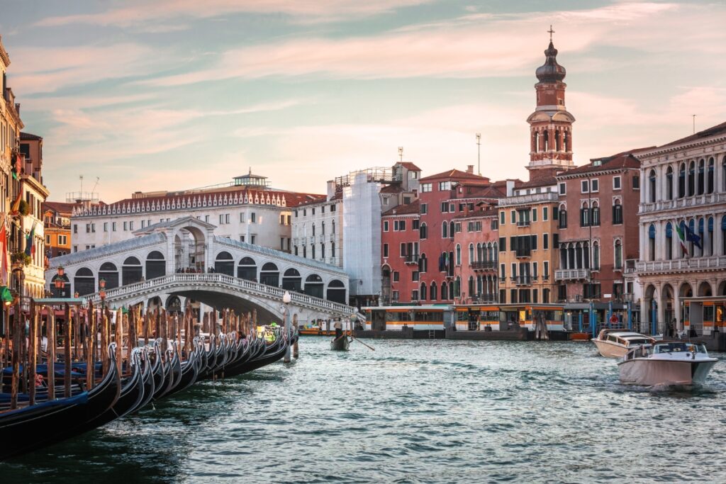 Ponte di Rialto sobre o Grande Canal de Veneza