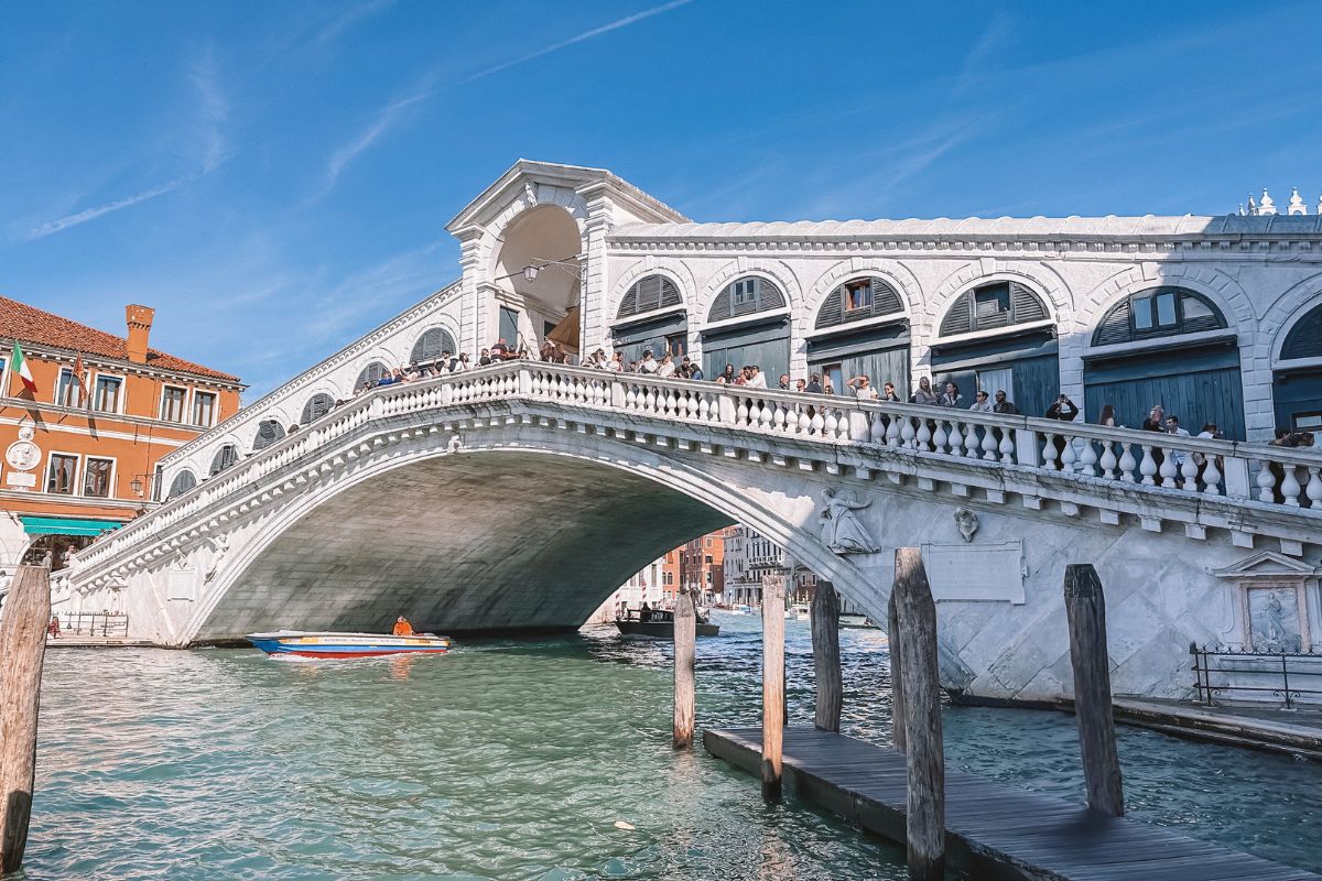 Turistas na Ponte di Rialto em um roteiro por Veneza