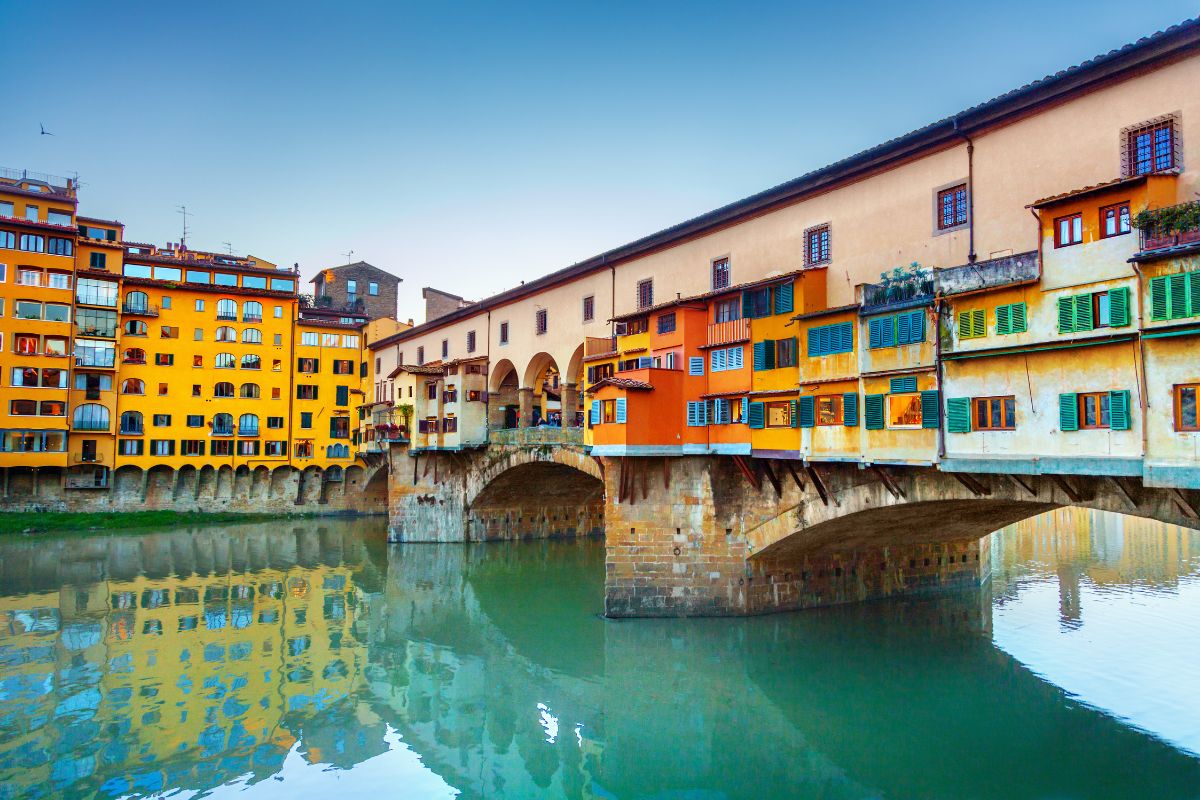 Ponte Vecchio, Florença, ligando as margens do rio Arno