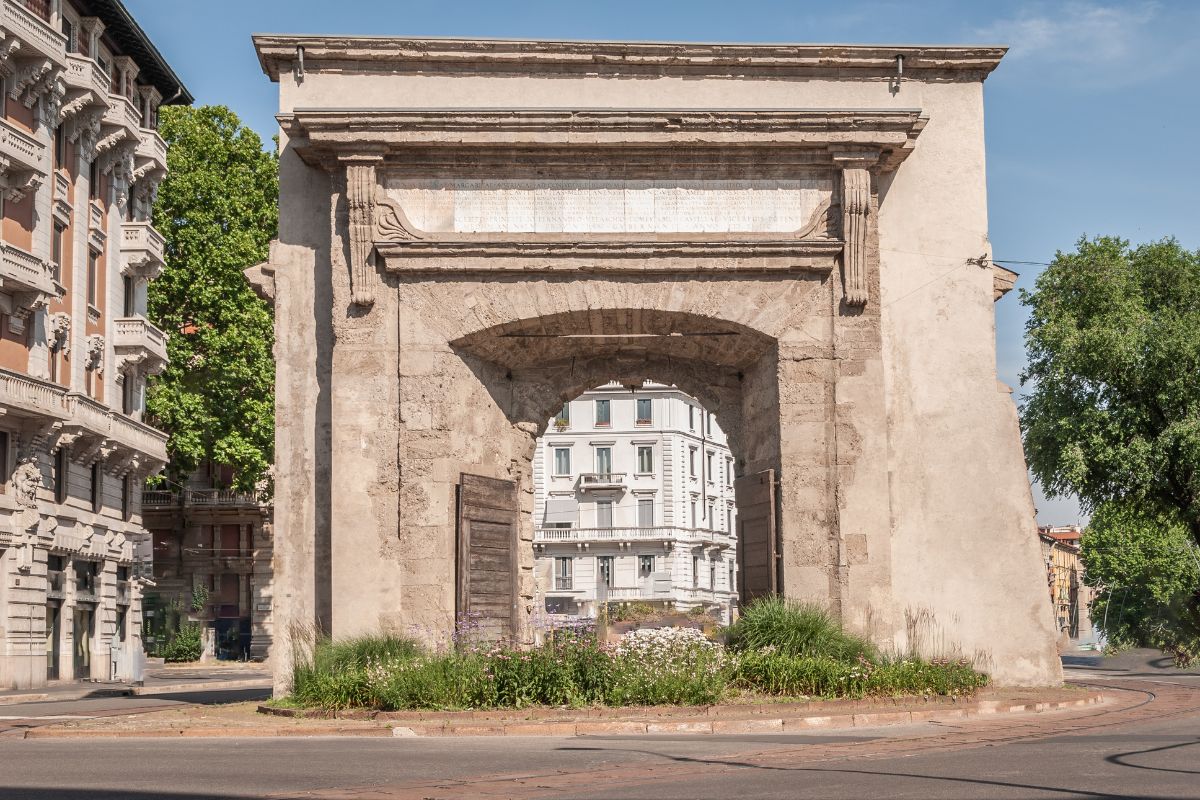 Resquícios da antiga muralha medieval de Milão, mais especificamente da Porta Romana