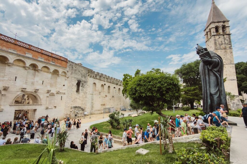 Portão Dourado de Split e a estátua de Grgur Ninski